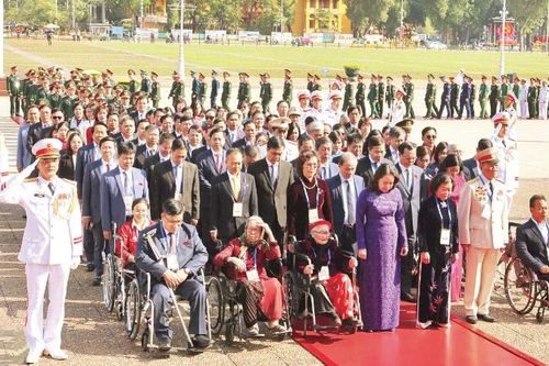 Đoàn đại biểu dự Đại hội Thi đua yêu nước toàn quốc lần thứ XI vào Lăng viếng Chủ tịch Hồ Chí Minh