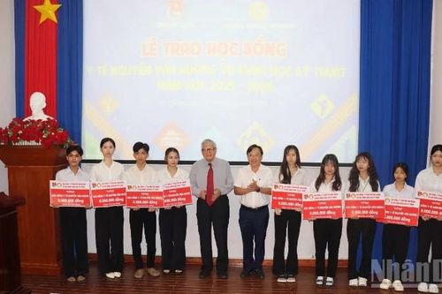 An Giang trao 27 suất học bổng cho sinh viên vượt khó