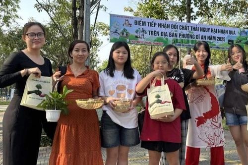 Lan tỏa chương trình đổi rác thải nguy hại nhận quà tặng ở Dĩ An