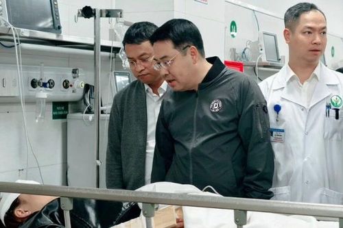 Chín nạn nhân vụ lật xe ở Lào Cai đang được cấp cứu tại Bệnh viện Hữu nghị Việt Đức và Bệnh viện Bạch Mai