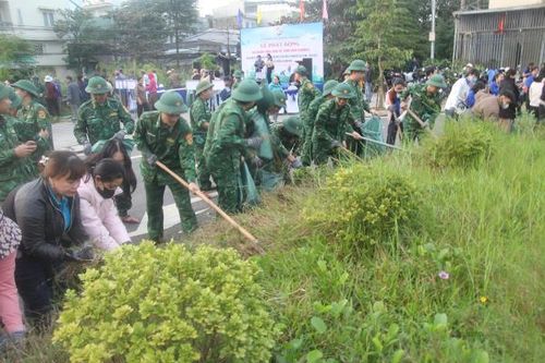 Phường Thanh Khê ra quân tổng dọn vệ sinh môi trường đón Tết Dương lịch 2026