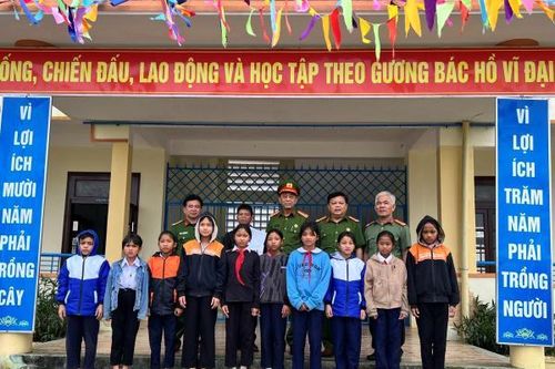 Hội Cựu Công an nhân dân thành phố Đà Nẵng hỗ trợ các trường học bị thiệt hại do thiên tai