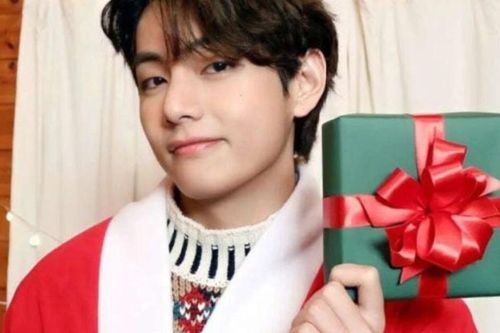 V của BTS lại một lần nữa chứng tỏ đẳng cấp 'Ông vua bán hết hàng'