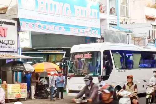 Xe khách chạy trái phép giữa lòng đô thị: Chẳng lẽ bó tay?