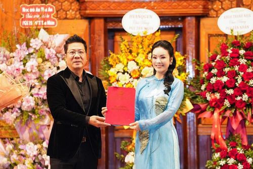 NSƯT Tân Nhàn nhận quyết định bổ nhiệm chức danh Phó Giáo sư