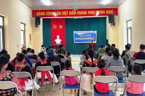 Chung tay xóa mù chữ ở vùng biên giới Tam Chung