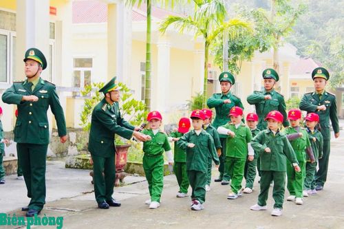 Nhân lên tình yêu biên cương từ Chương trình 'Một ngày trong quân ngũ'