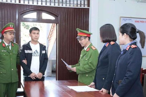 Hưng Yên: Khởi tố đối tượng sản xuất gần 4.000 can nước giặt, nước rửa chén giả
