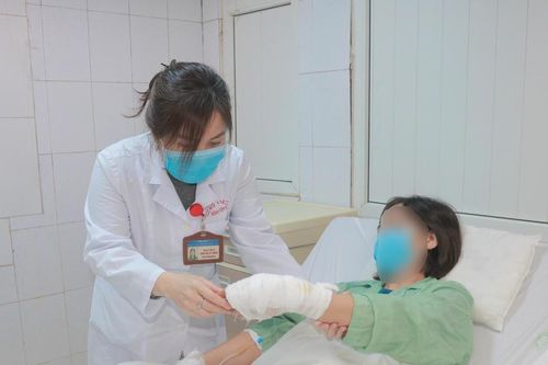 Nổ bồn cầu do hóa chất mua trên mạng, người phụ nữ nhập viện cấp cứu