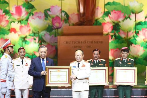 17 tập thể, cá nhân, trong đó có doanh nhân được trao tặng danh hiệu Anh hùng