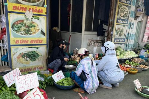 Hàng loạt rau củ bất ngờ chỉ còn 10.000 đồng/kg