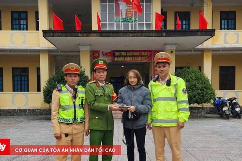 Đánh rơi 23 triệu đồng, người dân được Công an Huế kịp thời trao trả