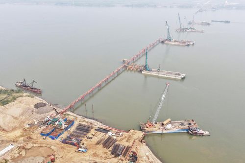 Cận cảnh đại công trường thi công cầu vượt sông Hồng gần 10.000 tỷ đồng