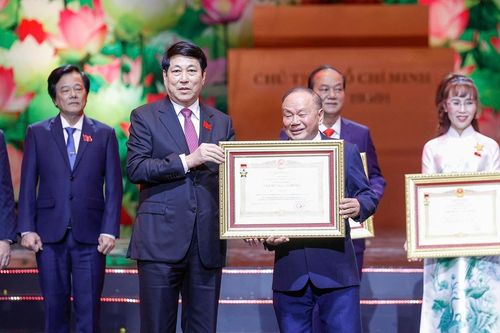 Giám đốc tuổi 90 được Chủ tịch nước trao danh hiệu Anh hùng
