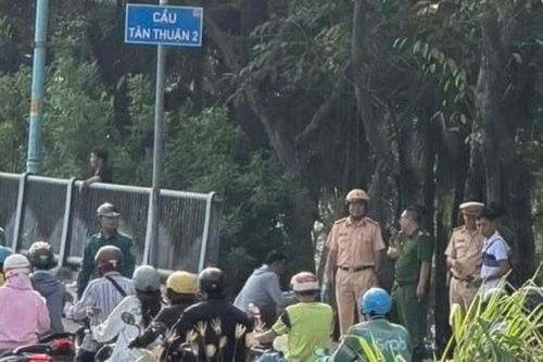 Xe ôm công nghệ va chạm ô tô ở dốc cầu Tân Thuận 2 khiến người phụ nữ tử vong