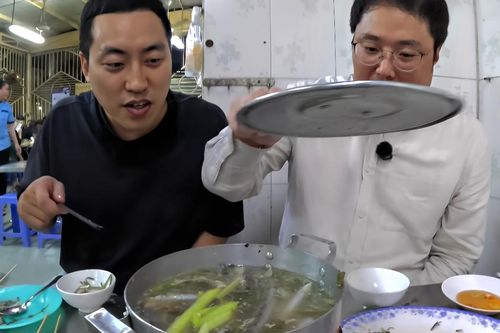 3 khách Hàn thử đặc sản miền Tây ở TPHCM, nói 'hơi sợ nhưng ăn ngon'