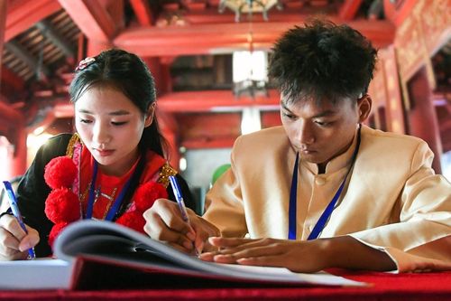 Đoàn học sinh, sinh viên, thanh niên DTTS xuất sắc, tiêu biểu ghi sổ vàng tại Văn Miếu