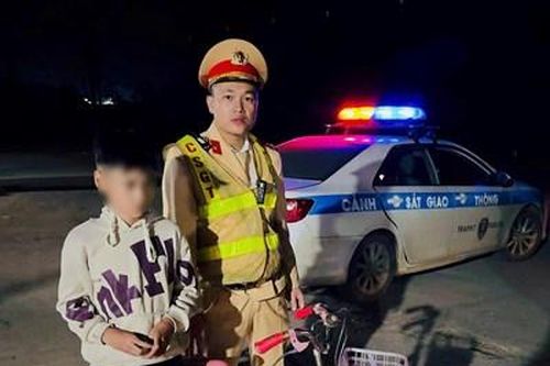 Bé trai đạp xe đi lạc hơn 15km trong đêm được CSGT phát hiện, chăm sóc