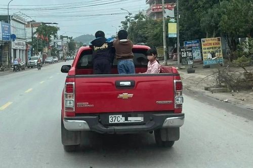 Điều khiển xe tải chở người trong thùng xe có bị phạt không?