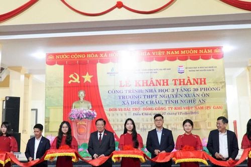 Đồng chí Phan Đình Trạc cắt băng khánh thành công trình nhà học 3 tầng tại Trường THPT Nguyễn Xuân Ôn
