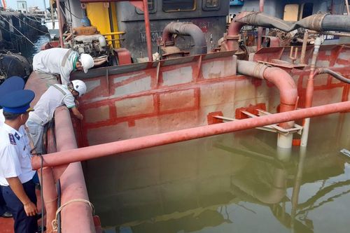 Cảnh sát biển Vùng 3 liên tiếp bắt giữ các vụ vận chuyển cát, dầu DO trái phép