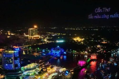 Biển người đổ về xem lễ hội giữa lòng Tây Đô