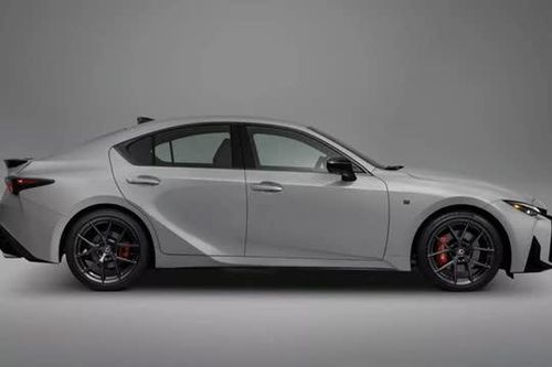 Tăng giá mạnh, Lexus IS 2026 vẫn rẻ hơn BMW 3 Series