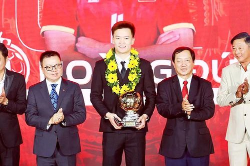 Gala trao giải Quả bóng vàng Việt Nam 2025: Những ngôi sao sân cỏ lan tỏa tinh thần nhân ái