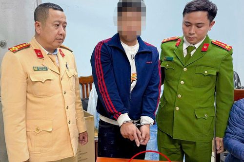 Từ chiếc xe máy không biển kiểm soát, gã đàn ông bị vạch trần 'bí mật động trời'