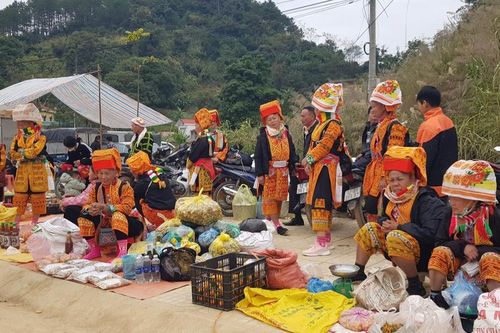 Phụ nữ vùng cao nô nức đến phiên chợ biên giới Ba Sơn được mở lại sau 25 năm