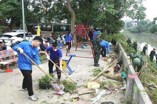 Hơn 300 thanh niên phường Hạc Thành ra quân tổng dọn vệ sinh môi trường