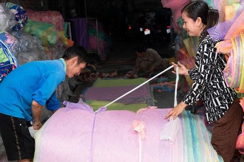 Nhộn nhịp làng nghề may mùng, mền xã Bình Hòa dịp Tết