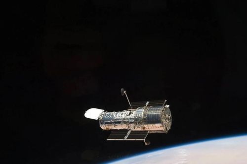 Hubble ghi lại cặp thiên hà Arp 4: Mối quan hệ từ xa đầy ảo ảnh