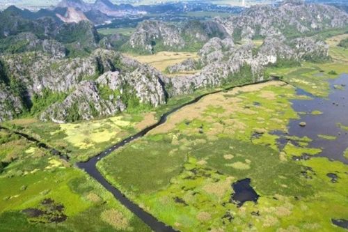 Ninh Bình: Chèo thuyền ngắm đáy tại 'vịnh không sóng' Vân Long