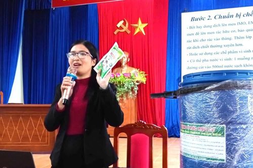 Tặng thùng ủ rác hữu cơ cho người dân Quế Sơn Trung