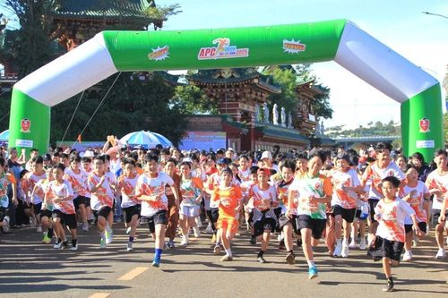 Hơn 1.300 người tham gia Giải chạy APC Green Color Run 2025