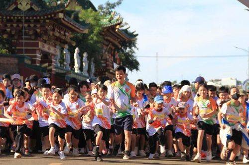 Sôi động Giải chạy APC Green Color Run 2025