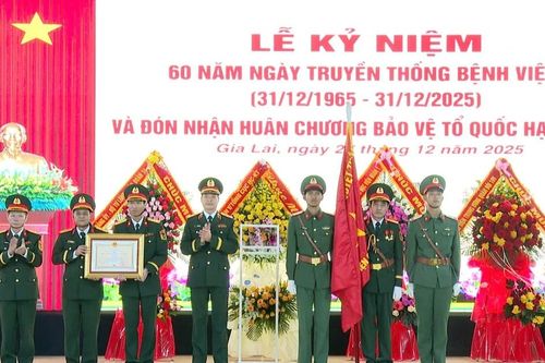 Bệnh viện Quân y 211 đón nhận Huân chương Bảo vệ Tổ quốc hạng III