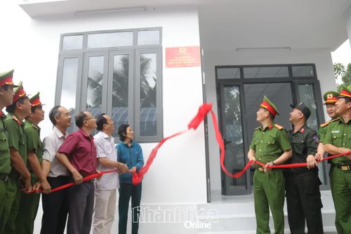 Công an tỉnh Khánh Hòa bàn giao nhà mới cho hộ dân bị sập nhà do mưa lũ