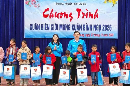 Chương trình 'Xuân biên giới' trao 500 triệu đồng hỗ trợ học sinh và cán bộ, chiến sĩ vùng biên giới Trịnh Tường, A Mú Sung