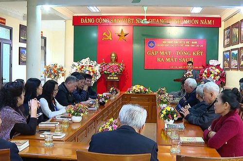 Chi hội Văn học - Nghệ thuật các dân tộc thiểu số Việt Nam tỉnh Lào Cai gặp mặt và ra mắt sách