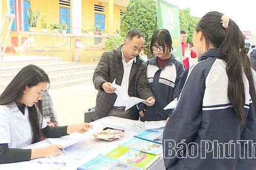 Ngày hội việc làm - hướng nghiệp xã Yên Kỳ