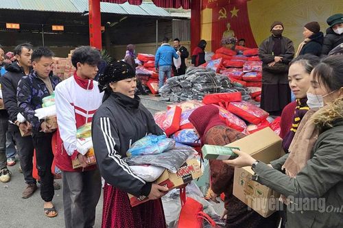 Trao quà cho gần 500 hộ nghèo xã Lũng Cú