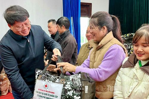 Trao 708 túi hàng viện trợ quốc tế cho người dân vùng lũ Nà Hang, Vị Xuyên