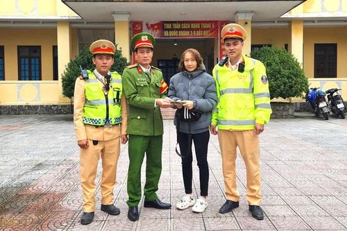 Công an TP. Huế hoàn trả túi xách có 23 triệu đồng cho người dân đánh rơi