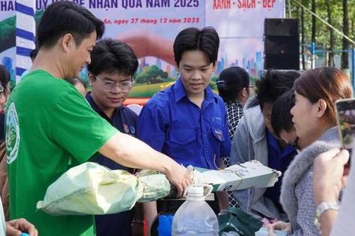 'Đổi rác lấy quà', phường Dĩ An thu gom nửa tấn rác thải nguy hại