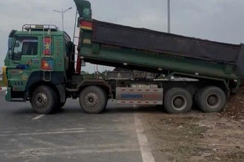 Hưng Yên: Khởi tố bị can đổ trộm chất thải xây dựng gây ô nhiễm môi trường