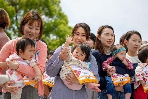 Núi tiền không thể cứu vãn tỷ lệ sinh thấp ở Nhật Bản