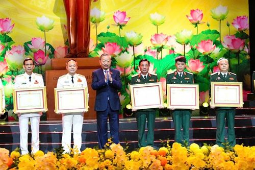 Tổng Bí thư Tô Lâm trao Danh hiệu Anh hùng lực lượng vũ trang nhân dân tặng các tập thể, cá nhân