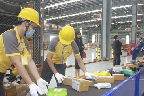 TP. Hồ Chí Minh: Ngăn chặn hành vi gian lận thương mại qua vận chuyển hàng hóa bằng đường bưu chính